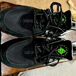 Men’s Size 10 Nike Huarache Black/Gray